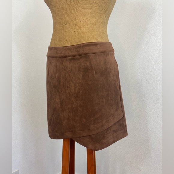 BB Dakota X Steve Madden Arizona Faux Suede Mini Skirt Size 10 Camel Shark Hem - Picture 2 of 13